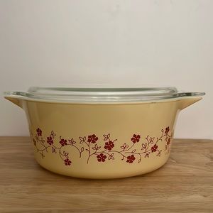 Pyrex Beige with Red Trailing Flowers 475 (2.5L) Baking Casserole Dish with Lid
